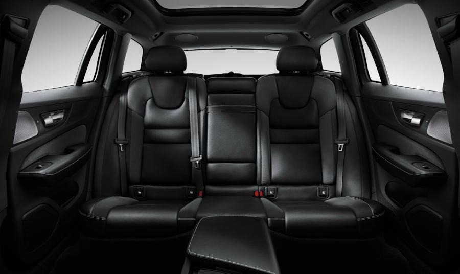 Интерьер Volvo V60 T6 R-Design 2018 года  (WW) (фото 3 из 17)